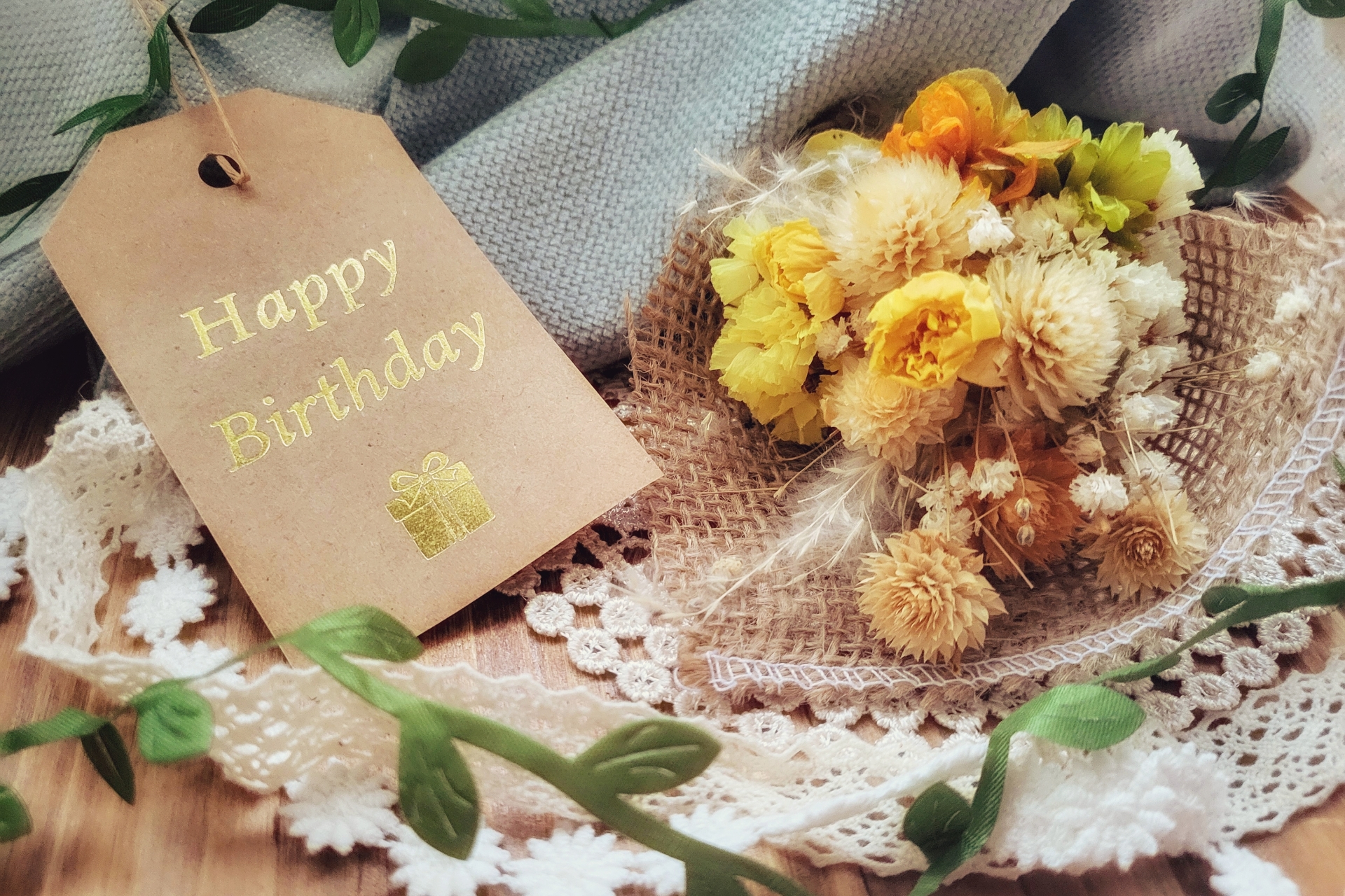 口コミから厳選！女友達の誕生日プレゼントにおすすめ10選 - ReviCo